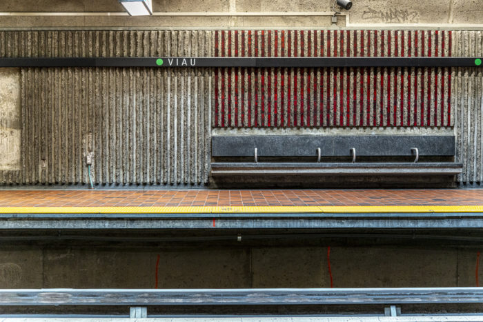 Vue d'une section de la plateforme de la station de Metro Viau, sans aucun passager.